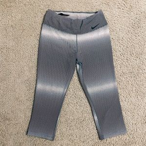 Nike Striped Cropped Leggings - M